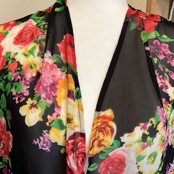 Viamor Flowered Cape - Picture 2 of 6